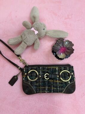 Coach Tweed Chelsea Boucle Wristlet 💚